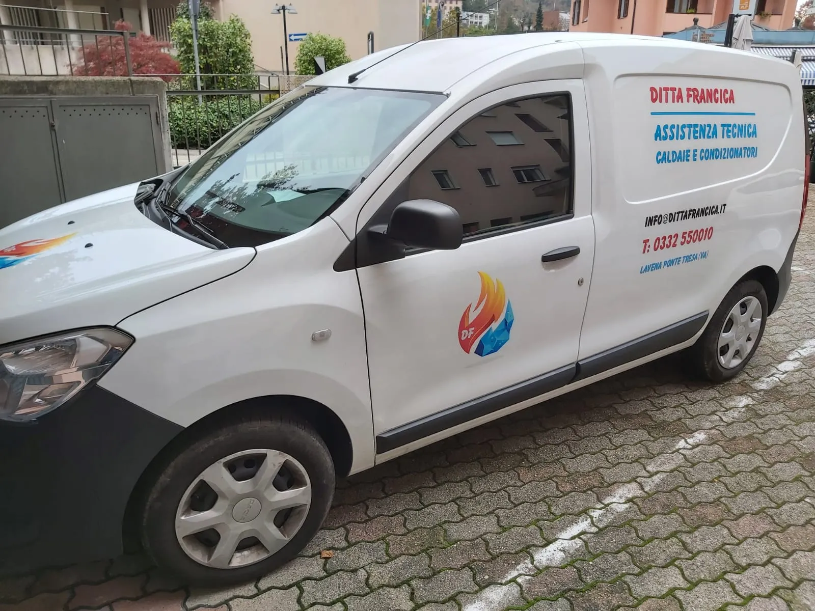 Furgone della Ditta Francica, assistenza tecnica caldaie e condizionatori
